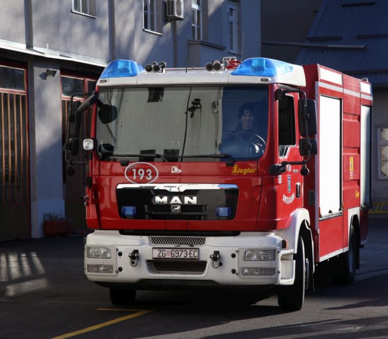 Primopredaja novih vatrogasnih vozila Zagreb, 02.01.2019. - Primopredaja est novih vatrogasnih vozila i èetiri visokotlaèna modula za gaenje poara. Vozila je nabavila Vatrogasna zajednica grada Zagreba sredstvima dobivenim iz gradskog proraèuna, a koristit æe ih dobrovoljna vatrogasna drutva i Javna vatrogasna postrojba grada Zagreba. Svenèanosti æe nazoèiti igradonaèelnik Milan Bandiæ. foto HINA/ Zvonimir KUHTIÆ/ zk